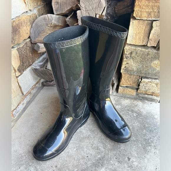 UGG Shaye classic black water proof rain boot w/high gloss finish. Sz-6.    B - Picture 7 of 15